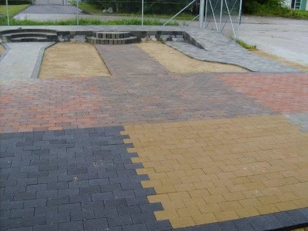 Færdig plads med belægningssten i flere farver