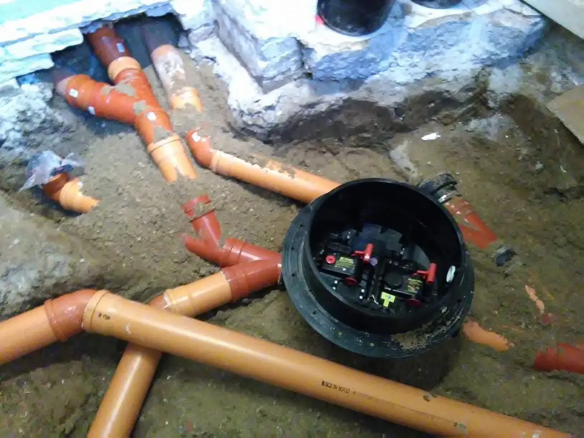 Nye kloakrør og højvandslukke under installation