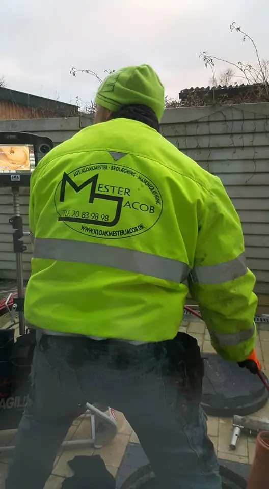 Jacob i arbejdsjakke med Mester Jacob-logo under TV-inspektion